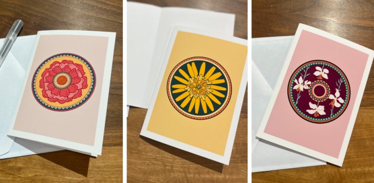 Photos de trois cartes postales différentes. Dessins de fleurs au coeur de mandalas.